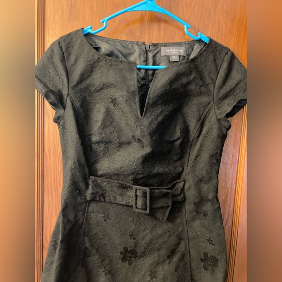 Little Black Dress with Belt and Floral Print - Liz Claiborne Dress 🖤✨🖤✨ - Picture 3 of 11